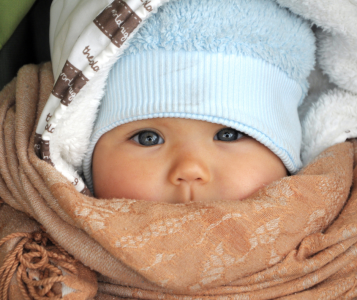 🧊 Как да обличаме бебето през зимата 2025 (0–3 години)