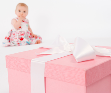 🎄 Как да подготвим бебето за празниците – пътуване, гости, рутина и спокойствие (0–3 години)